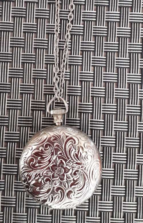 Locket Pendant and Chain (+free shipping)